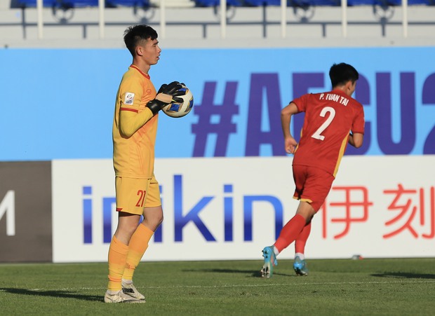 Thanh Bình thi đấu lăn xả sau khi khỏi bệnh, thủ môn Văn Chuẩn lấy cả thân mình cứu bóng - Ảnh 10.