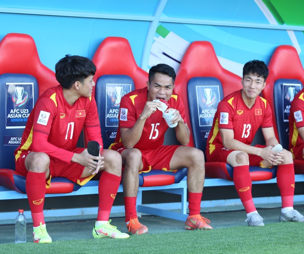 Văn Toản ngồi trầm tư nhìn đồng đội, Dụng Quang Nho nạp năng lượng trước giờ U23 Việt Nam thi đấu - Ảnh 4.