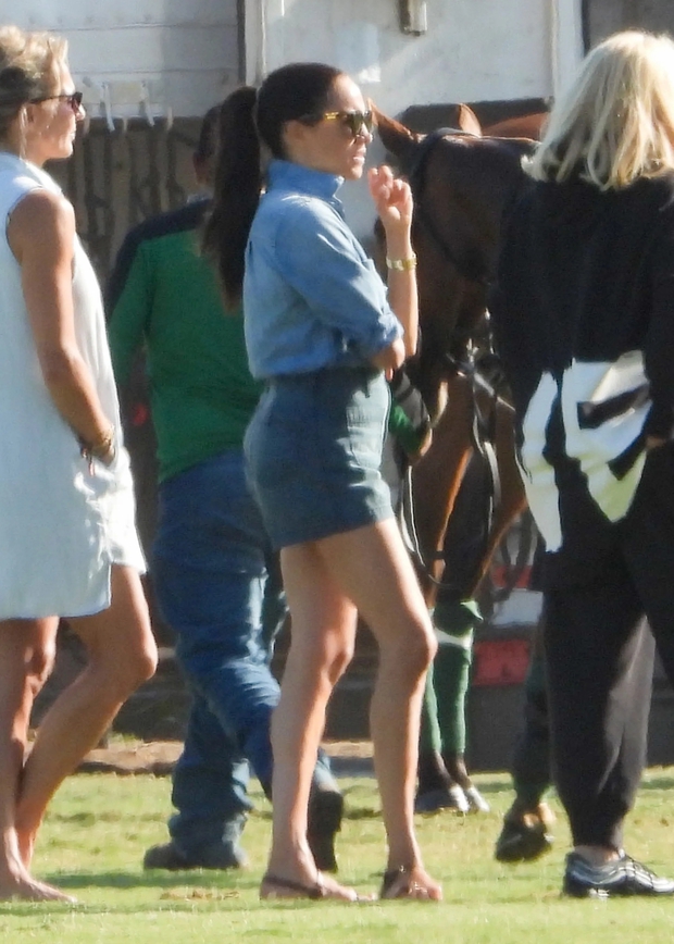Diện quần short mùa hè, Meghan Markle ấn tượng nhưng nhìn Kate Middleton mới biết thế nào là đẳng cấp - Ảnh 8. Diện quần short mùa hè, Meghan Markle ấn tượng nhưng nhìn Kate Middleton mới biết thế nào là đẳng cấp - Ảnh 8.