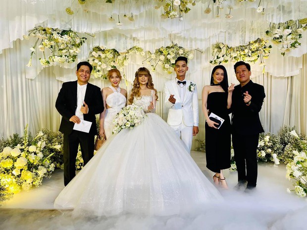 Mac Van Khoa's wedding: Artist Hoai Linh suddenly appeared, the famous stars reunited - Photo 11.