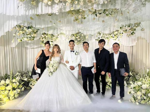 Mac Van Khoa's wedding: Artist Hoai Linh suddenly appeared, the famous stars reunited - Photo 8.