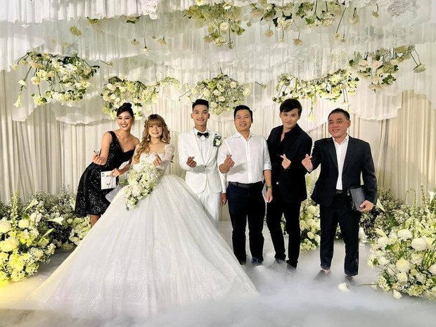 Mac Van Khoa's wedding: Artist Hoai Linh suddenly appeared, the famous stars reunited - Photo 9.