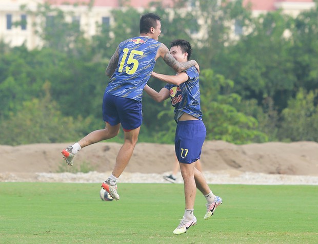 Tuấn Hải, Văn Kiên đọ cơ tay trên sân, HAGL tập đánh đầu chuẩn bị đấu Hà Nội FC - Ảnh 11.