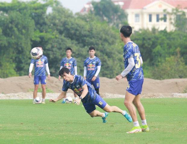 Tuấn Hải, Văn Kiên đọ cơ tay trên sân, HAGL tập đánh đầu chuẩn bị đấu Hà Nội FC - Ảnh 9.