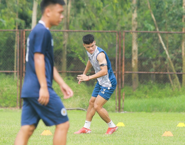 Tuấn Hải, Văn Kiên đọ cơ tay trên sân, HAGL tập đánh đầu chuẩn bị đấu Hà Nội FC - Ảnh 4.