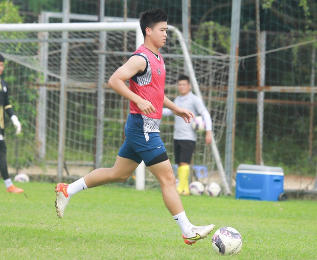 Tuấn Hải, Văn Kiên đọ cơ tay trên sân, HAGL tập đánh đầu chuẩn bị đấu Hà Nội FC - Ảnh 5.