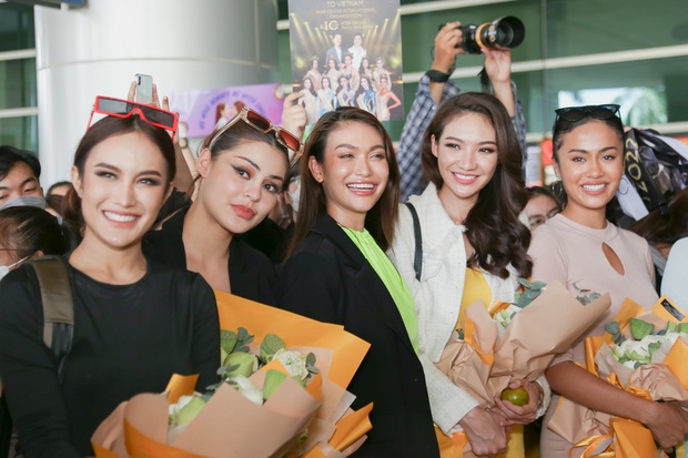 Hoa hậu Thuỳ Tiên xuất hiện nền nã trong tà áo dài, háo hức chào đón Mr Nawat - chủ tịch Miss Grand International đến Việt Nam - Ảnh 11.