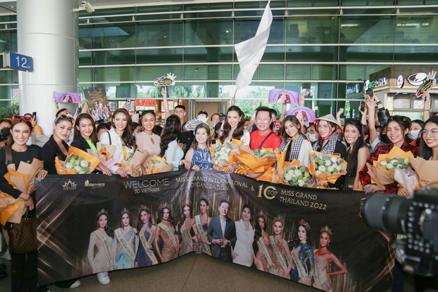Hoa hậu Thuỳ Tiên xuất hiện nền nã trong tà áo dài, háo hức chào đón Mr Nawat - chủ tịch Miss Grand International đến Việt Nam - Ảnh 16.