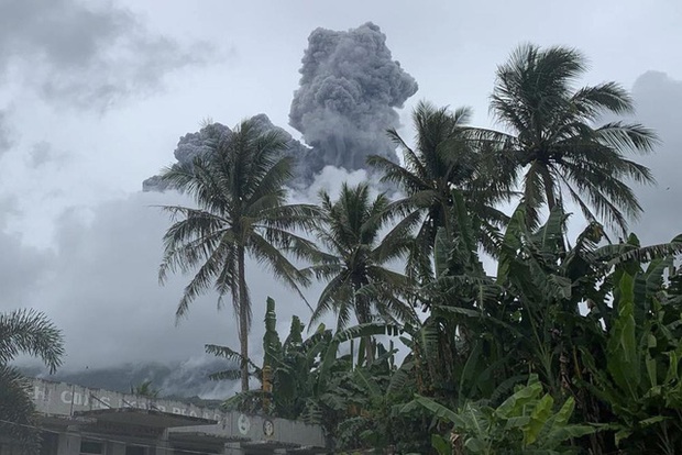 Núi lửa phun trào tung ra đám mây tro bụi, Philippines nâng mức cảnh báo - Ảnh 1.