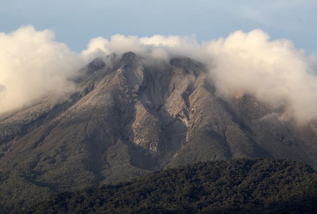 Núi lửa phun trào tung ra đám mây tro bụi, Philippines nâng mức cảnh báo - Ảnh 2.