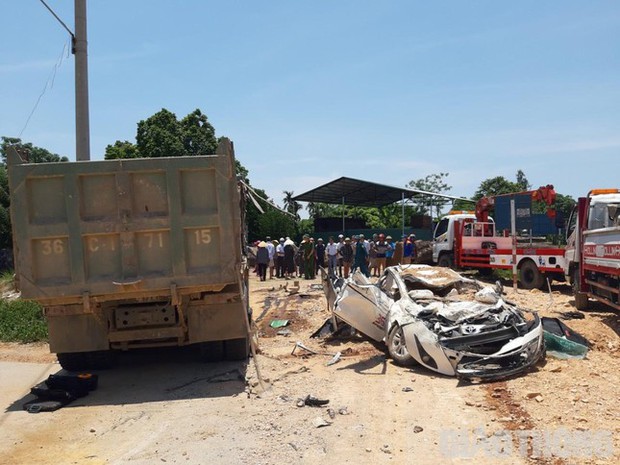 Thanh Hoá: Những chi tiết trùng hợp vụ tai nạn xe tải đè bẹp xe con làm 3 người chết - Ảnh 1.