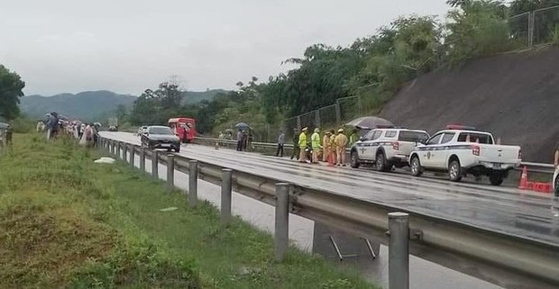 Va chạm xe khách trên cao tốc Nội Bài - Lào Cai, một người chết, sáu người bị thương - Ảnh 1.