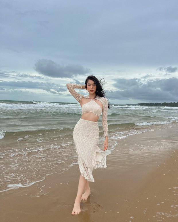 Á hậu Phương Anh diện váy ren xuyên thấu khoe dáng sexy trên biển trước thềm Hoa hậu Quốc tế - Ảnh 1.