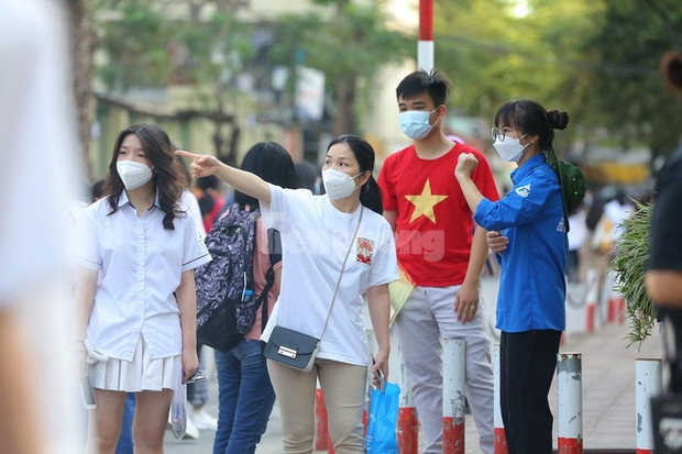Hình ảnh hơn 3.700 thí sinh dự thi lớp 10 trường chuyên ở Hà Nội - Ảnh 2.