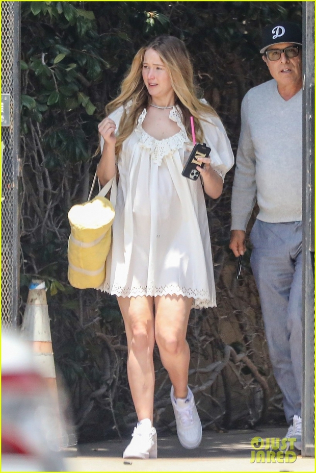 Jennifer Lawrence mặc váy ngủ, để mặt mộc nhợt nhạt đến trường quay - Ảnh 5.