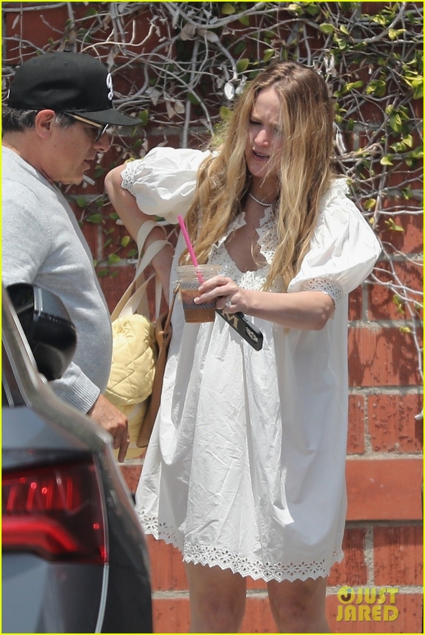 Jennifer Lawrence mặc váy ngủ, để mặt mộc nhợt nhạt đến trường quay - Ảnh 6.
