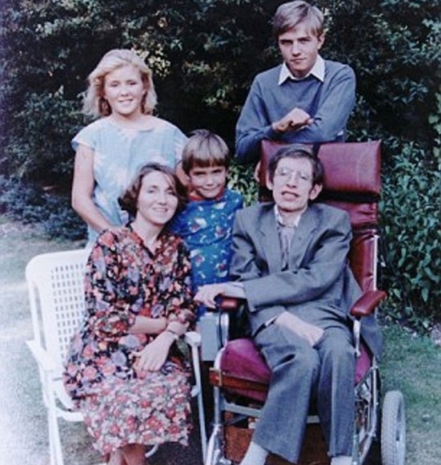 Portrait of 3 children of physicist Stephen Hawking: All talented, have their own careers, but no one follows in his father's footsteps - Photo 2. Portrait of 3 children of physicist Stephen Hawking: All talented, have their own careers, but no one follows in his father's footsteps - Photo 2.