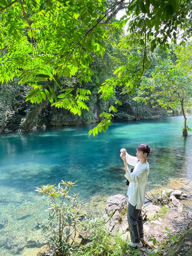 The watershed of Vietnam with its beautiful blue color is famous throughout social networks: The hottest tourist destination this summer!  - Photo 4.