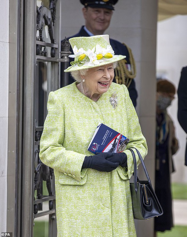 Lý do thật sự đằng sau màu xanh lá tự tin của Nữ hoàng Anh trong những sự kiện quan trọng nhất - Ảnh 13.