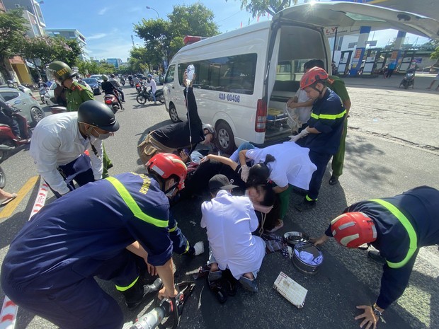 Cô gái ngã nhào xuống đường vì áo chống nắng bị cuốn vào xích xe máy, cảnh sát nhanh chóng ứng cứu - Ảnh 2.