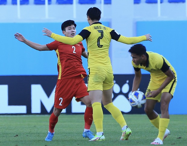Cầu thủ U23 Việt Nam liên tiếp bị phạm lỗi, hiền như Tuấn Tài cũng phải nổi nóng để bảo vệ đồng đội - Ảnh 4.