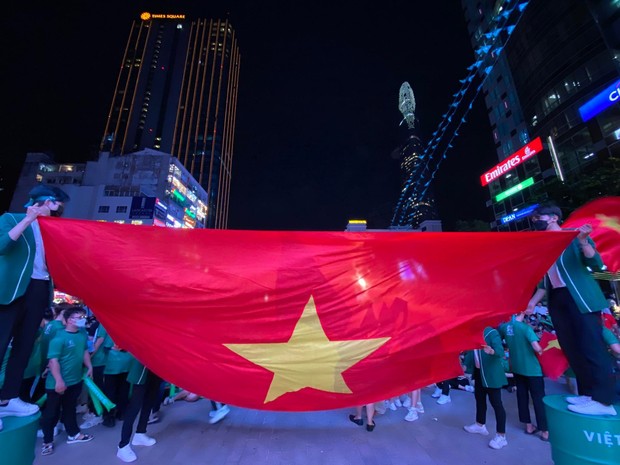 Hàng nghìn CĐV xuống phố đi bộ Nguyễn Huệ “tiếp lửa” U23 Việt Nam đối đầu U23 Malaysia - Ảnh 3.