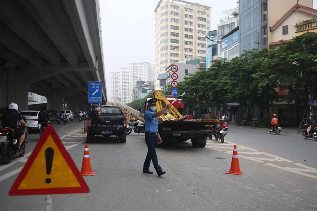 Cảnh sát giao thông vất vả dọn dẹp đất rơi vãi tại tuyến đường cao tốc đẹp nhất Hà Nội - Ảnh 8.