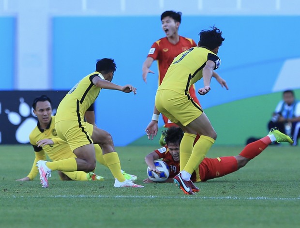 Cầu thủ U23 Việt Nam liên tiếp bị phạm lỗi, hiền như Tuấn Tài cũng phải nổi nóng để bảo vệ đồng đội - Ảnh 2.