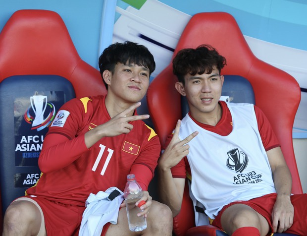 Cầu thủ U23 Việt Nam liên tiếp bị phạm lỗi, hiền như Tuấn Tài cũng phải nổi nóng để bảo vệ đồng đội - Ảnh 9.