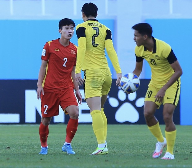 Cầu thủ U23 Việt Nam liên tiếp bị phạm lỗi, hiền như Tuấn Tài cũng phải nổi nóng để bảo vệ đồng đội - Ảnh 3.
