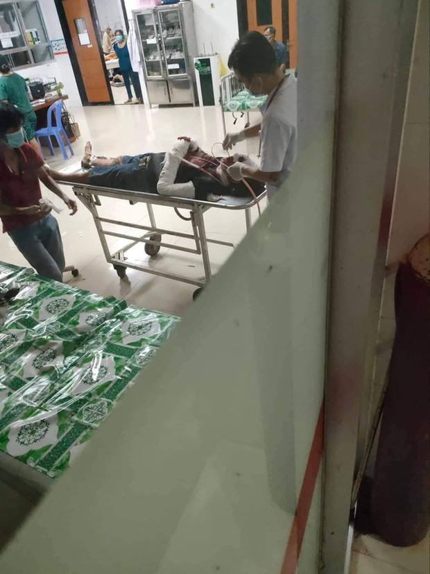 Người đàn ông bị hành hung nằm bò dưới nền đất trước cổng đơn vị quân đội - Ảnh 1. Người đàn ông bị hành hung nằm bò dưới nền đất trước cổng đơn vị quân đội - Ảnh 1.
