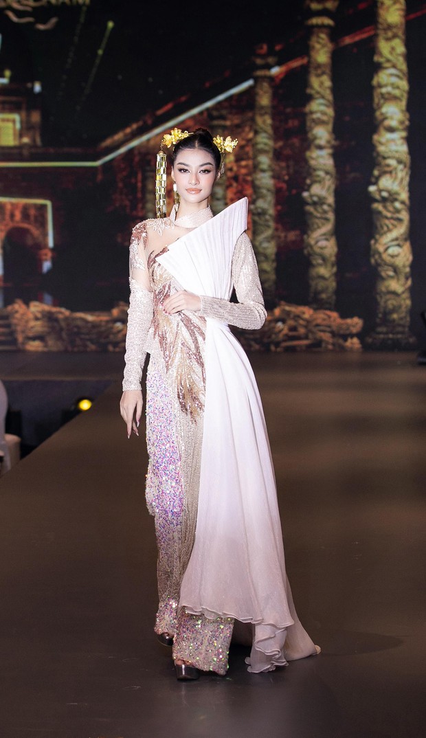 Thùy Tiên và Top 10 Miss Grand Thái Lan khiến khán giả mãn nhãn với màn trình diễn áo dài lộng lẫy - Ảnh 13.
