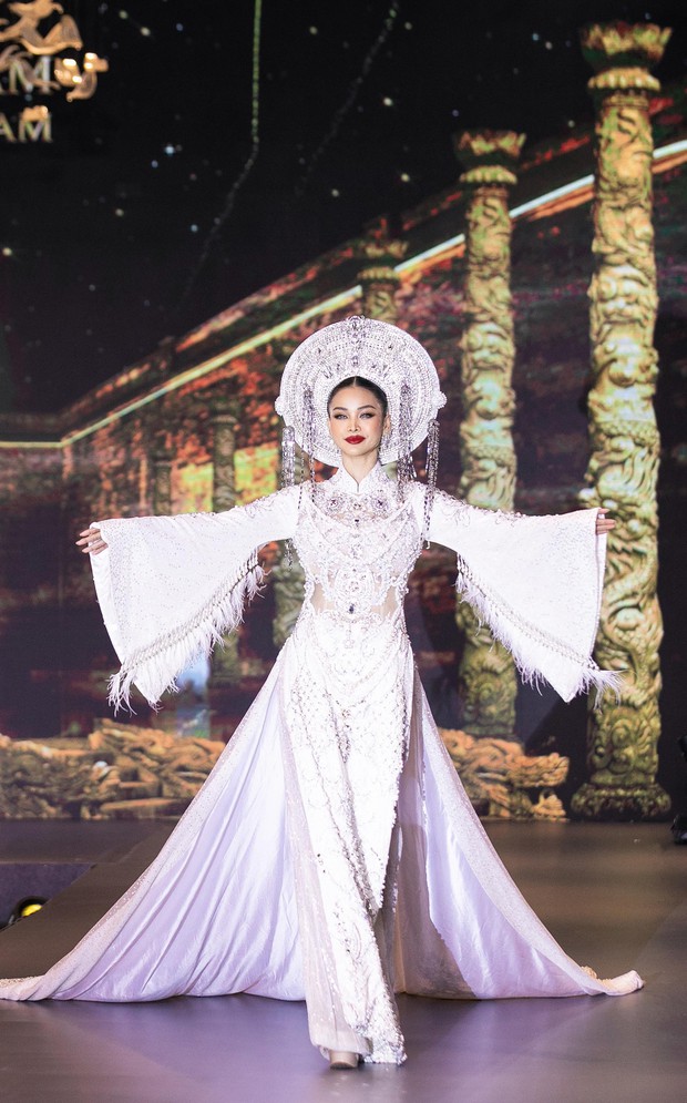 Thùy Tiên và Top 10 Miss Grand Thái Lan khiến khán giả mãn nhãn với màn trình diễn áo dài lộng lẫy - Ảnh 4.