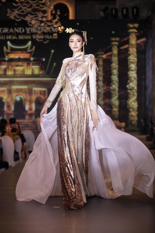 Thùy Tiên và Top 10 Miss Grand Thái Lan khiến khán giả mãn nhãn với màn trình diễn áo dài lộng lẫy - Ảnh 8.