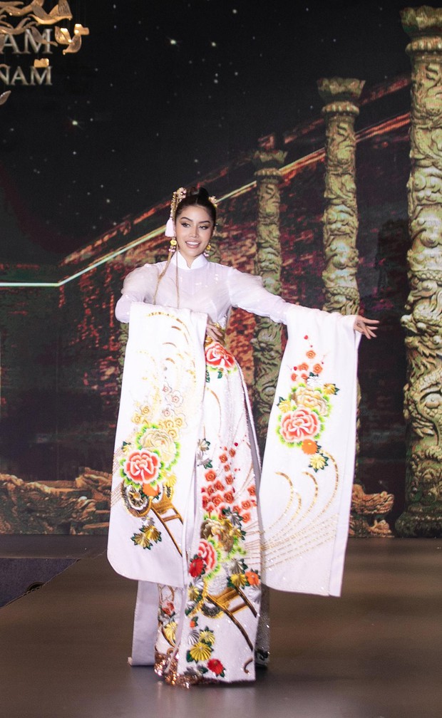 Thùy Tiên và Top 10 Miss Grand Thái Lan khiến khán giả mãn nhãn với màn trình diễn áo dài lộng lẫy - Ảnh 9.