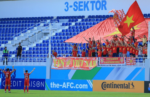 U23 Thái Lan thủng lưới, CĐV phát loa báo tin cho U23 Việt Nam ngay tại sân - Ảnh 10. U23 Thái Lan thủng lưới, CĐV phát loa báo tin cho U23 Việt Nam ngay tại sân - Ảnh 10.