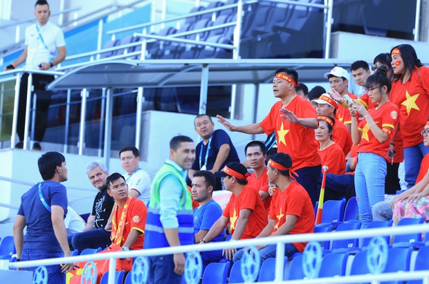 U23 Thái Lan thủng lưới, CĐV phát loa báo tin cho U23 Việt Nam ngay tại sân - Ảnh 5. U23 Thái Lan thủng lưới, CĐV phát loa báo tin cho U23 Việt Nam ngay tại sân - Ảnh 5.
