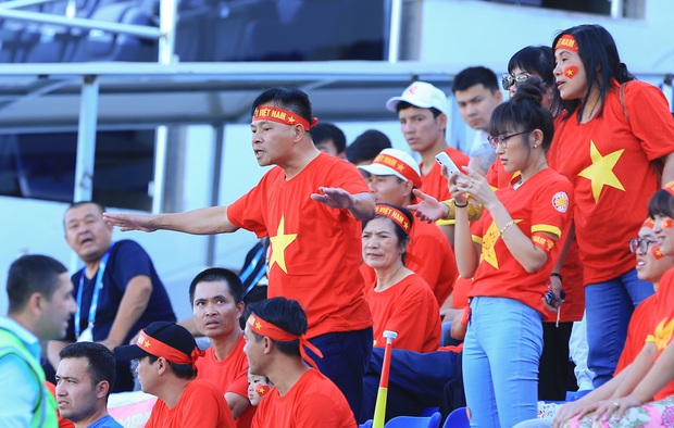 U23 Thái Lan thủng lưới, CĐV phát loa báo tin cho U23 Việt Nam ngay tại sân - Ảnh 6. U23 Thái Lan thủng lưới, CĐV phát loa báo tin cho U23 Việt Nam ngay tại sân - Ảnh 6.