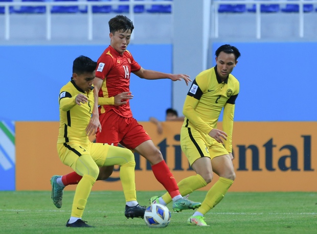 Quá rảnh rỗi, thủ môn U23 Việt Nam lên giữa sân chuyền bóng với đồng đội - Ảnh 7.