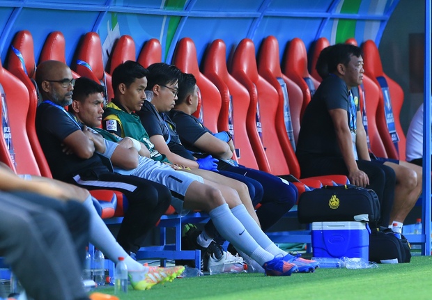 Quá rảnh rỗi, thủ môn U23 Việt Nam lên giữa sân chuyền bóng với đồng đội - Ảnh 9.