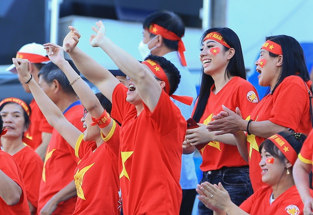 U23 Thái Lan thủng lưới, CĐV phát loa báo tin cho U23 Việt Nam ngay tại sân - Ảnh 9. U23 Thái Lan thủng lưới, CĐV phát loa báo tin cho U23 Việt Nam ngay tại sân - Ảnh 9.