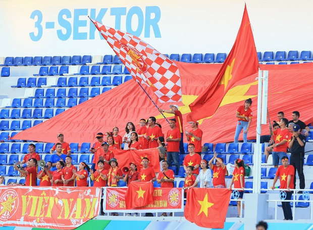 U23 Thái Lan thủng lưới, CĐV phát loa báo tin cho U23 Việt Nam ngay tại sân - Ảnh 7. U23 Thái Lan thủng lưới, CĐV phát loa báo tin cho U23 Việt Nam ngay tại sân - Ảnh 7.