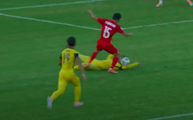 Vì sao trọng tài phải check VAR 6 phút mới có penalty cho U23 Việt Nam và thẻ đỏ cho U23 Malaysia? - Ảnh 1.