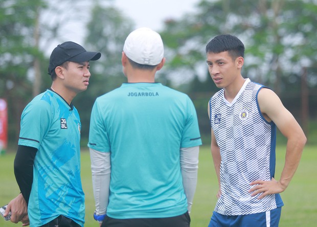 Duy Mạnh chấn thương, chắc chắn vắng mặt ở trận đá bù với Nam Định tại V.League 2022 - Ảnh 2.