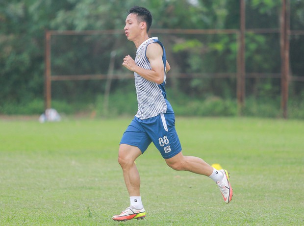 Duy Mạnh chấn thương, chắc chắn vắng mặt ở trận đá bù với Nam Định tại V.League 2022 - Ảnh 3.
