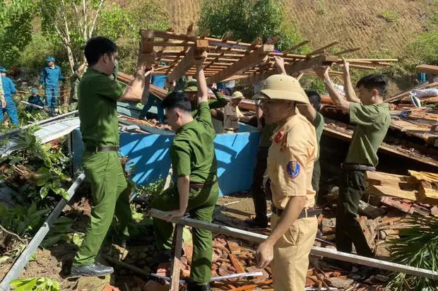 The landslide caused the house to collapse, the couple and their son were lucky to escape death - Photo 2.