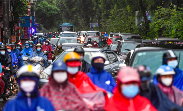 Heavy rain in Hanoi for a long time, office workers are tired of the weather, miserable because of the high price combo of gas, motorbike taxi, ship, food - Photo 1.