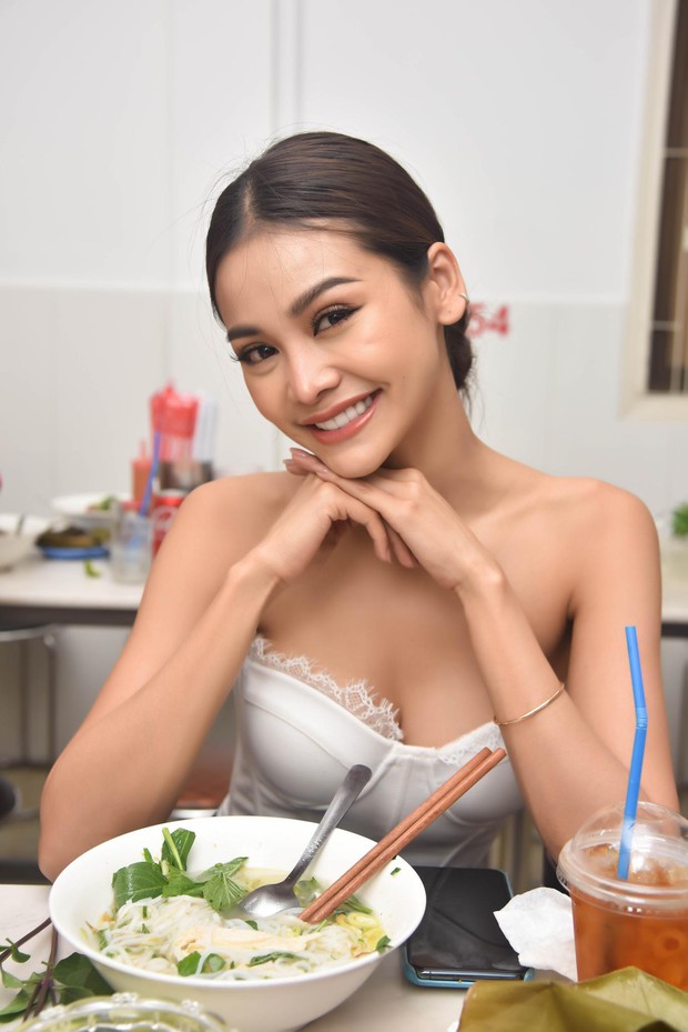 Hoa hậu Thùy Tiên đưa top 10 Miss Grand Thái Lan đi ăn phở trước khi rời Việt Nam - Ảnh 3.