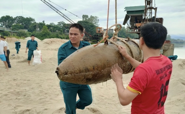 Diving to catch fish on the Lam River, encountering a 340kg bomb - Photo 1.