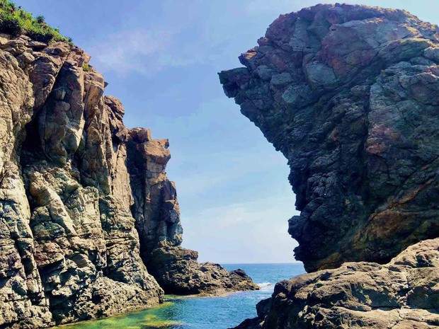 Explore the 'natural swimming pool in the middle of the sea' in Da Nang - Photo 1.